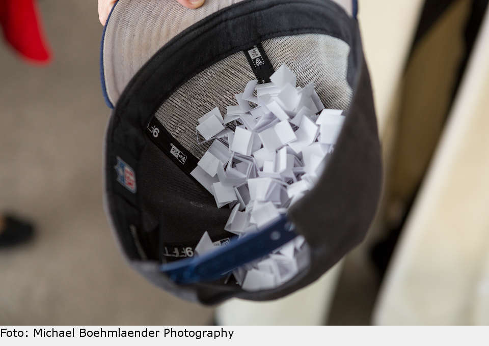Die Auslosung der Gewinner der Musical Tenors Autogrammkarten kann beginnen. jan ammann musical tenors auslosung 01