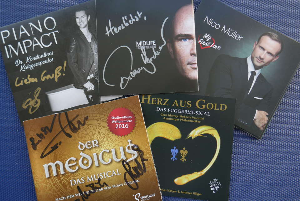 Jetzt mitspielen - je ein Gewinner darf sich über eine der abgebildeten signierten CDs freuen. ostergewinnspiel musical cd