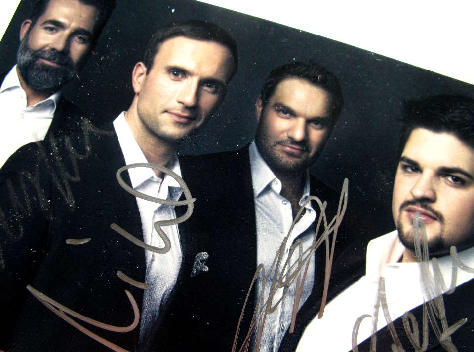 Vorab gibts diese von allen vier "Gentlemen" signierte Autogrammkarte, der Gewinn sind 1 x 2 Konzertkarten für "Musical Gentlemen" im November 2017. musicalgentlemen