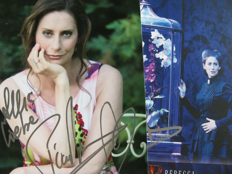 Einmal offstage, einmal als Mrs. Danvers im Musical 'Rebecca' - 2 Autogrammkarten von Pia Douwes suchen neue Besitzer. november rain verlosung 2017 douwes