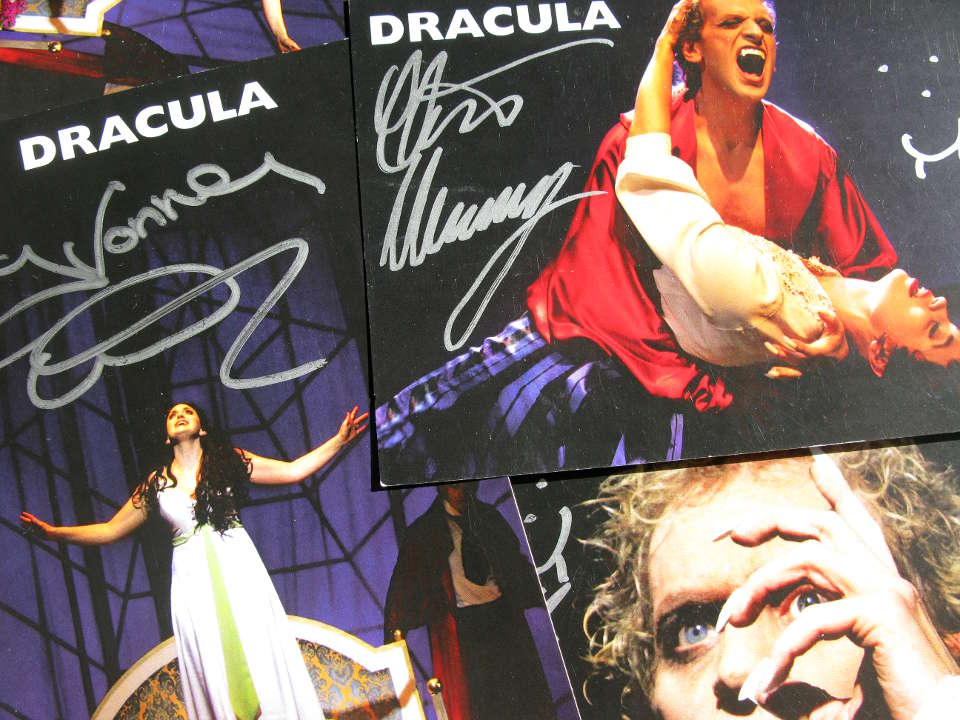 Chris Murray und Yvonne Anett spielten in Wolf Widders umjubelter 'Dracula'-Inszierung am Theater Pforzheim. Das kleine Autogrammkarten-Set gibt's 3 x zu gewinnen. november rain verlosung 2017 dracula