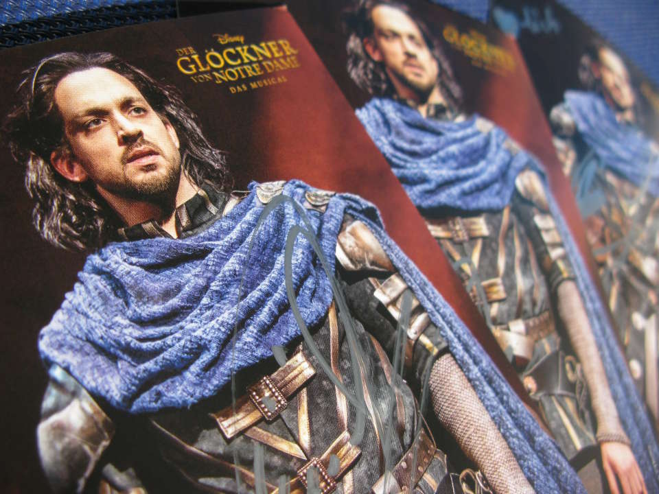 Los geht's: 3 Autogrammkarten von Maximilian Mann als Phoebus de Martin in 'Disneys Der Glöckner von Notre-Dame' gibt's zu gewinnen. november rain verlosung 2017 gloeckner mann