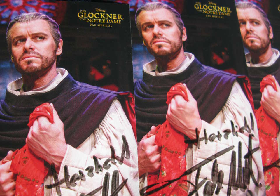 3 Autogrammkarten von Felix Martin als Frollo in Disneys 'Der Glöckner von Notre-Dame' liegen heute im Lostopf. november rain verlosung 2017 gloeckner martin