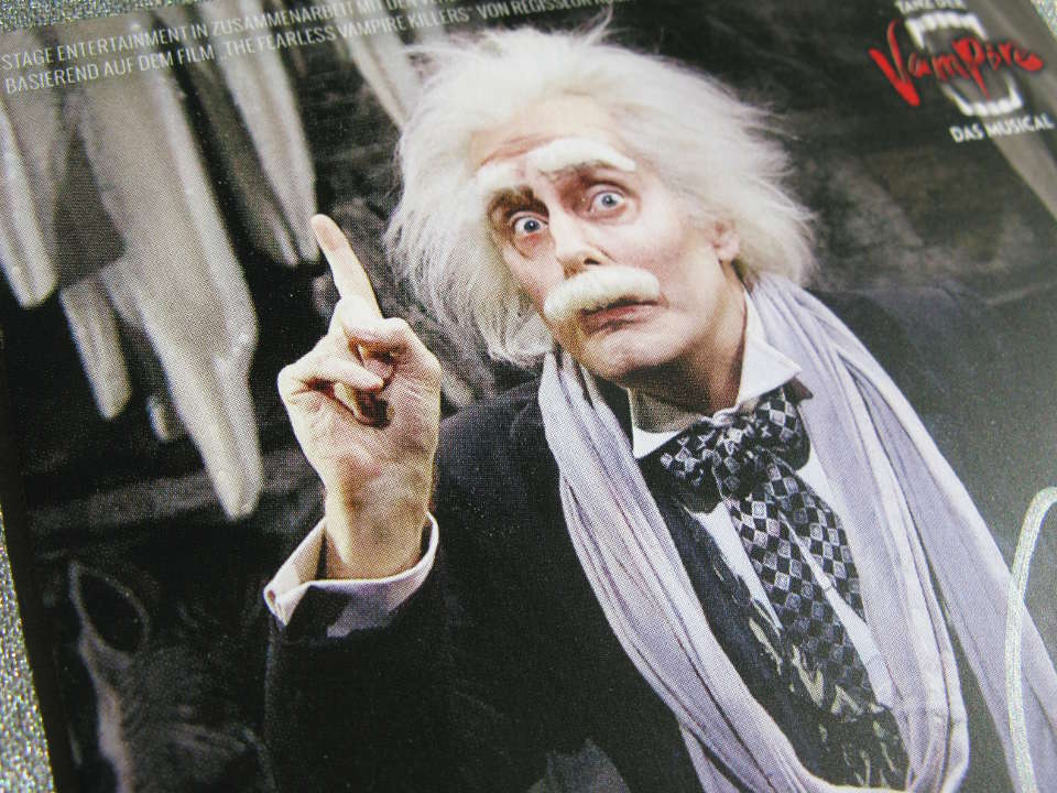 Victor Petersen spielt Vampirjäger Professor Abronsius. Ihr spielt heute um seine Autogrammkarte. november rain verlosung 2017 petersen