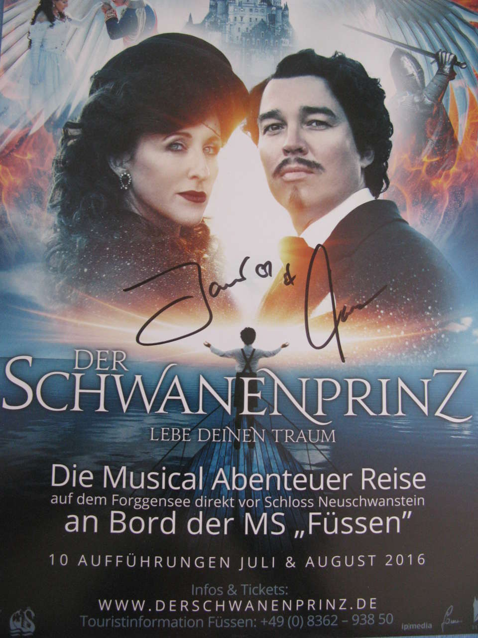Janet Chvatal und Marc Gremm haben Poster ihres Musicals 'Der Schwanenprinz' für unsere Aktion signiert. november rain verlosung 2017 schwanenprinz