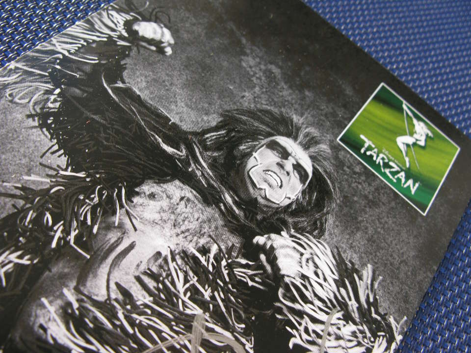 Patrick Stanke als Affenchef Kerchak in Disneys Musical 'Tarzan' - die signierte Autogrammkarte ist der Gewinn für den 15. November bei unserer Verlosungsaktion 'November Rain'. november rain verlosung 2017 stanke