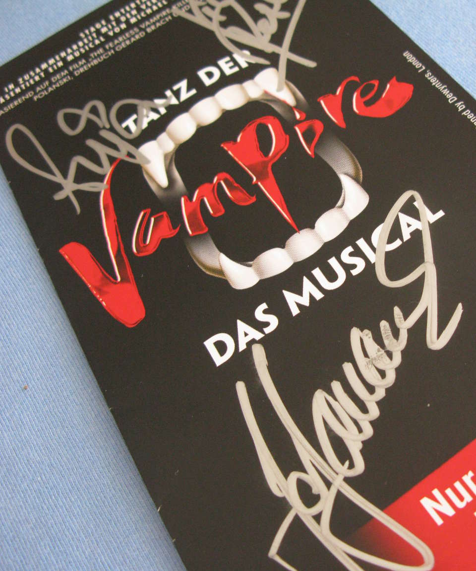 Jan Ammann, Victor Petersen und Anja Wendzel haben für 'November Rain' den Flyer unterzeichnet. november rain verlosung 2017 tanz der vampire flyer