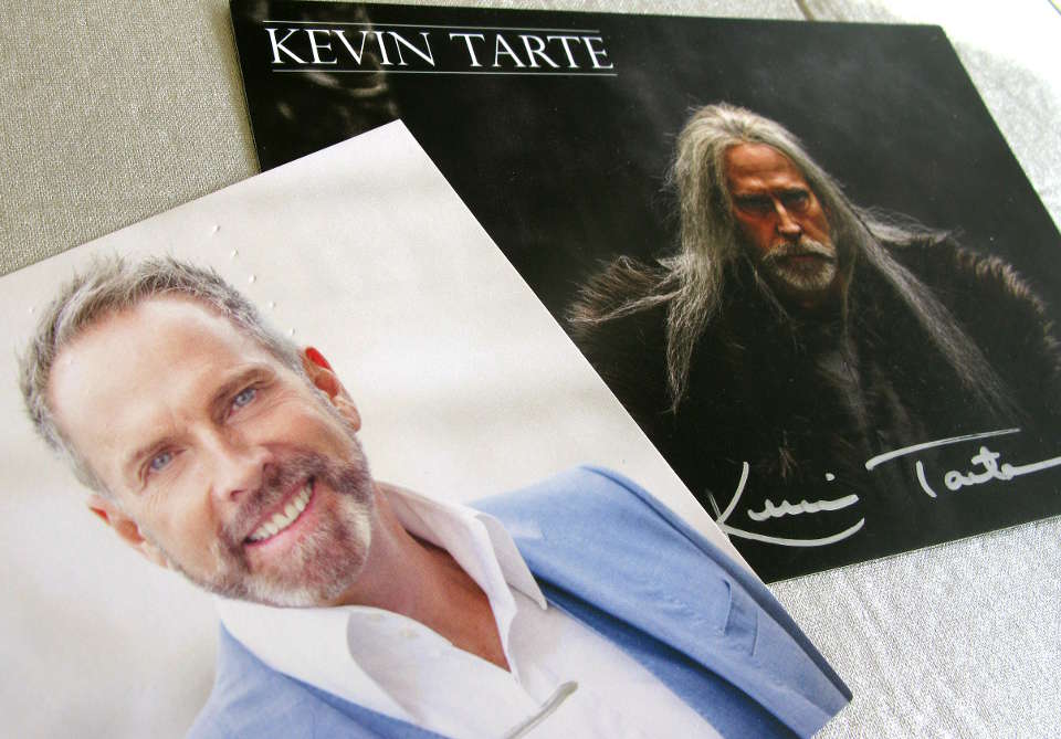 Kevin Tarte: einmal in Zivil, einmal im Kostüm - beide Autogrammkarten kann man bei uns gewinnen. november rain verlosung 2017 tarte