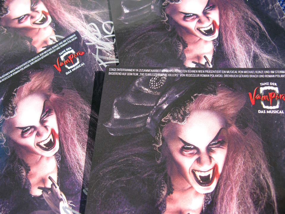 Keine Angst - Anja Wendzel ist nicht so gefährlich, wie es hier aussieht - sondern sehr nett: Sie hat uns vier Autogrammkarten für unsere große November-Rain-Aktion zur Verfügung gestellt. november rain verlosung 2017 wendzel