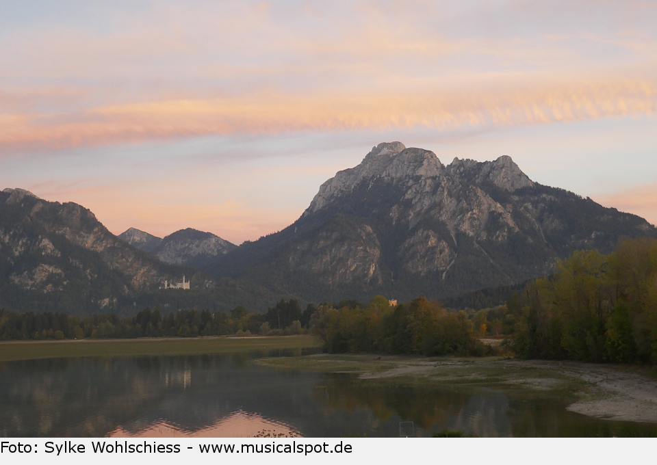 Vom Festspielhaus Füssen schaut man über den Forggensee direkt auf Schloss Neuschwanstein. fuessen festspielhaus schloss