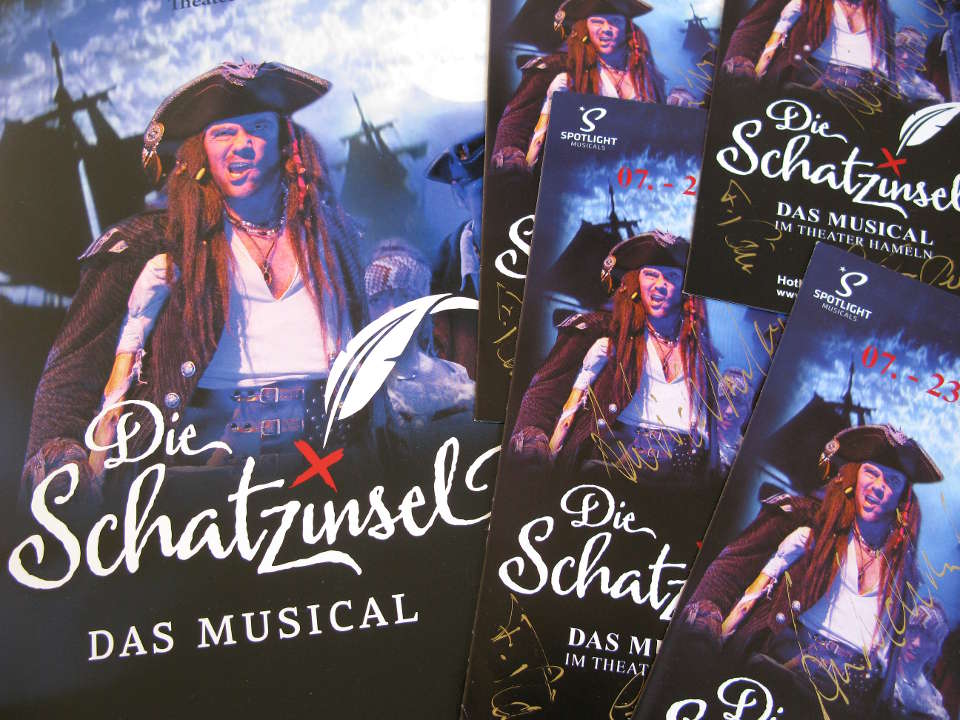 Raritiät in Runde 8: Riesenbriefnarke des Musicals "Die Schatzinsel", außerdem Programmheft und signierte Flyer. schatzinselprogrammheft