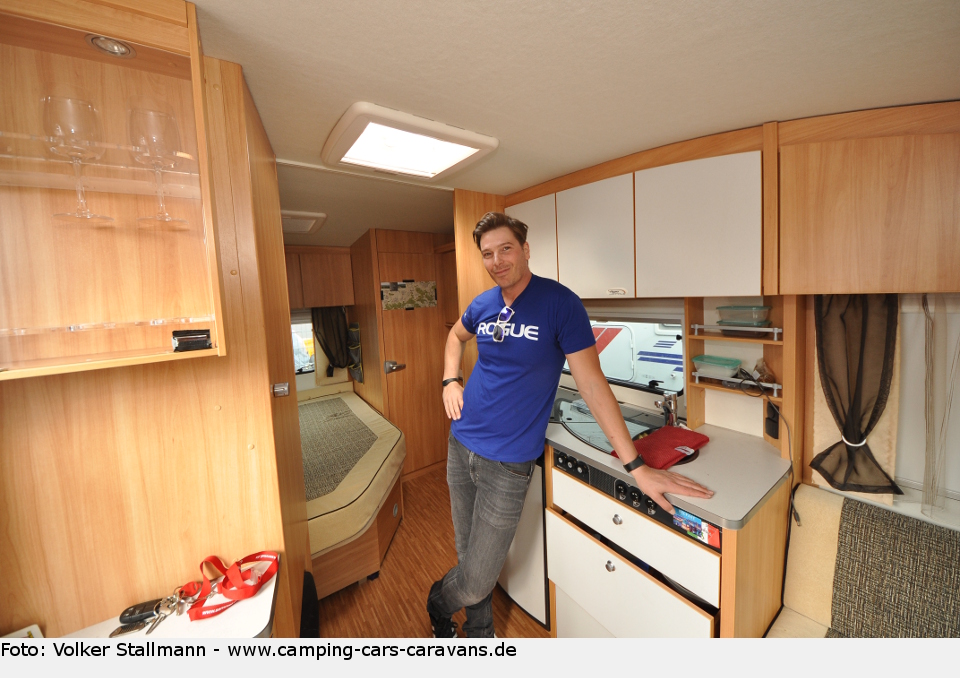 Jan Ammann in seinem rollenden Urlaubsdomizil. jan ammann interview wohnwagen 01