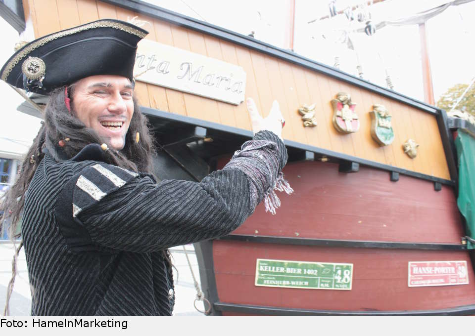 Andreas Lichtenberger als Pirat Silver vor dem Theater Hameln. lichtenberger 02