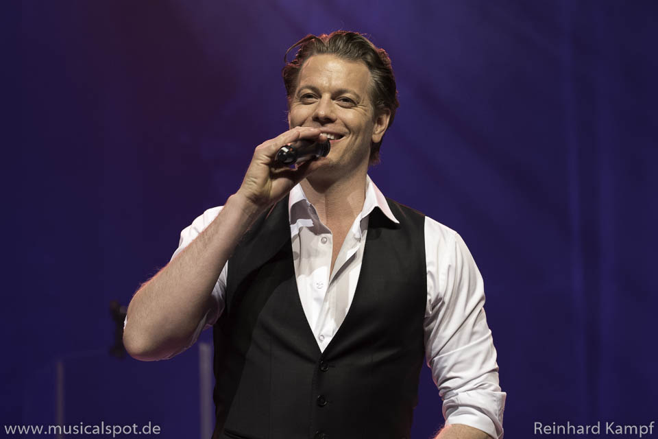 ...Mark Seibert reißen das Publikum in der Filharmonie Filderstadt nicht nur einmal buchstäblich aus den Sitzen. 2017 03 03 filderstadt 960 006