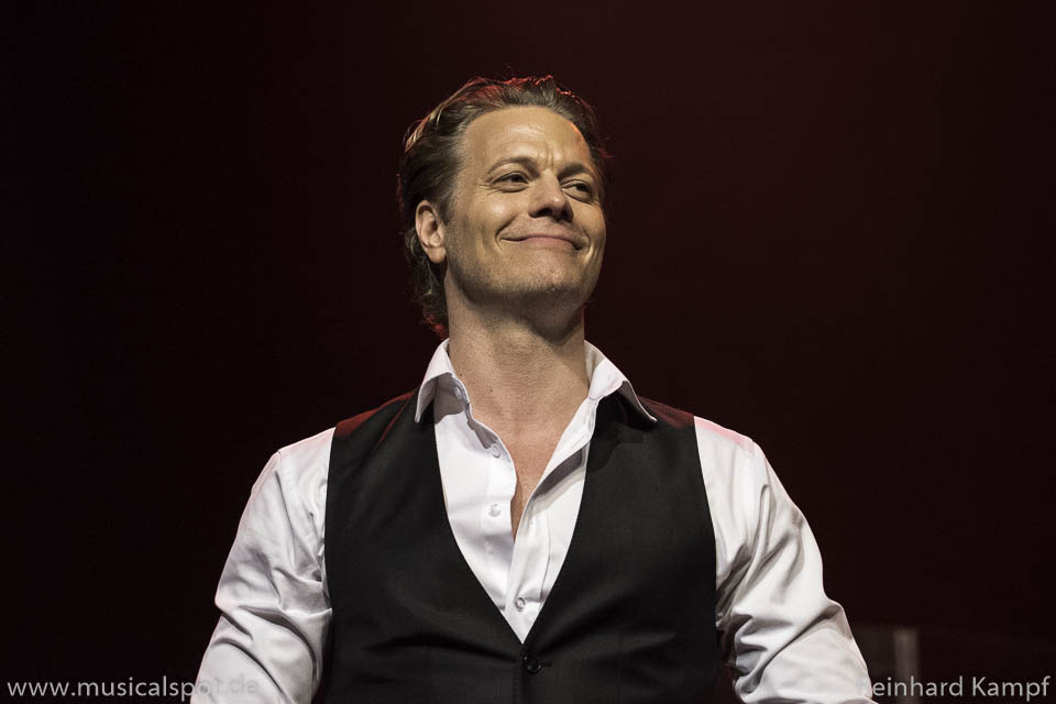 Ein sichtlich zufriedener Mark Seibert beim Schlussapplaus. 2017 03 03 filderstadt 960 037