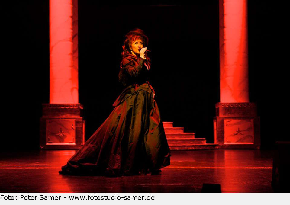 Gastgeberin Janet Chvatal eröffnet den Abend. koenigsgala 02