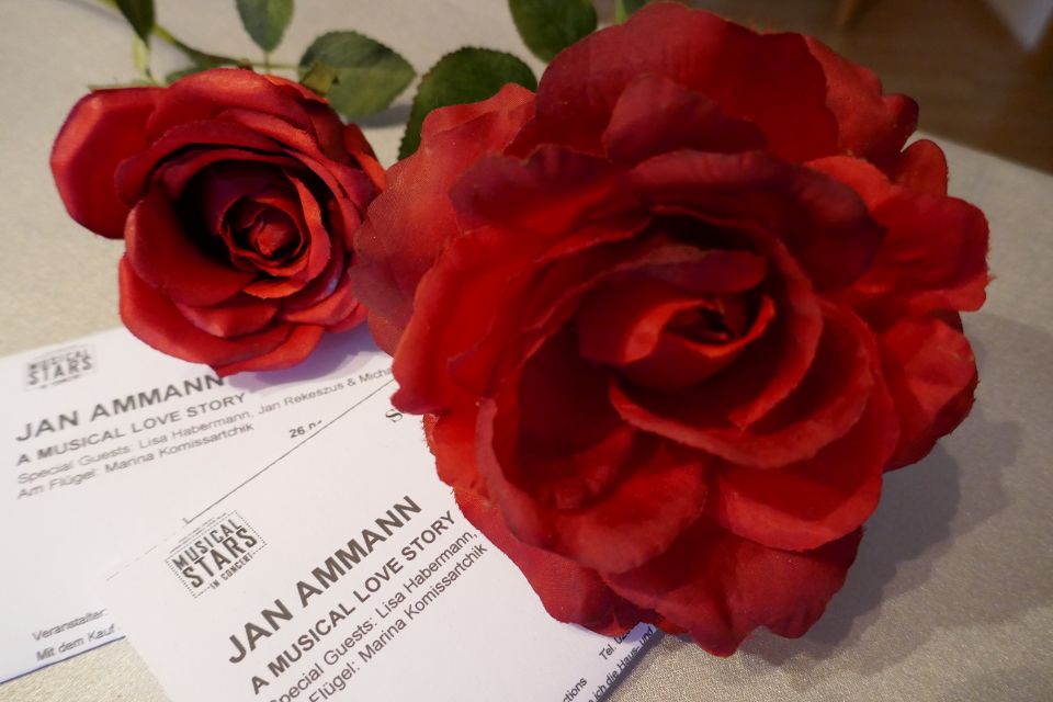 Im Januar 2019 geht Jan Ammann erstmals mit dem Konzertprogramm „A Musical Love Story“ auf Tour. Mit ihm auf der Bühne stehen Lisa Habermann, Michaela Schober und Jan Rekeszus. jan ammann musical love story 2019 habermann schober rekeszus 03