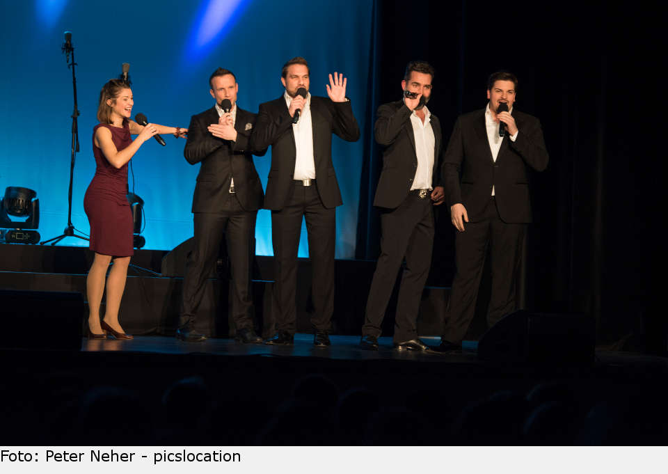 Die Musical Gentlemen gemeinsam mit Lucy Scherer auf der Bühne des Konzerthauses Heidenheim. musical gentlemen heidenheim 01
