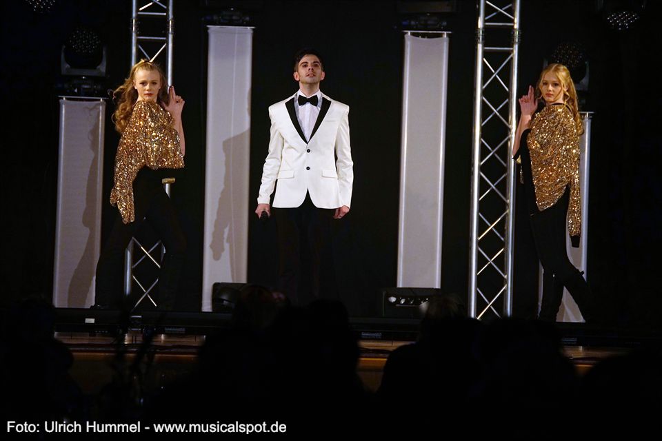 Chris 'James Bond' Green, flankiert von den Bondgirls Sophie und Julia Böhmländer bei 'Goldfinger'. chris green ostergala esslingen 2018 04