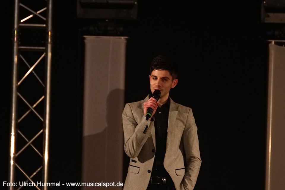 '...and there´s no mountain too high, no river too wide. Sing out this song and I´ll be there by your side. Storm clouds may gather and stars may collide, but I love you until the end of time.' chris green ostergala esslingen 2018 08