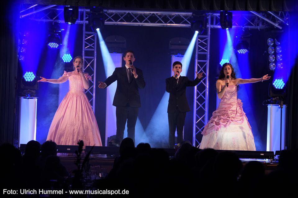 'Schloss der Zukunft', das Finale des Musicals 'Ludwig²', ist das letzte Lied des ersten Teils der Ostergala 2018. Lesen Sie unbedingt unsere ausführliche 'Ludwig²'-Rezension, link in der Konzert-Setlist oder direkt über den Menüpunkt Rezensionen. Im Mai kehrt der König zurück ins Festspielhaus Füssen. chris green ostergala esslingen 2018 19