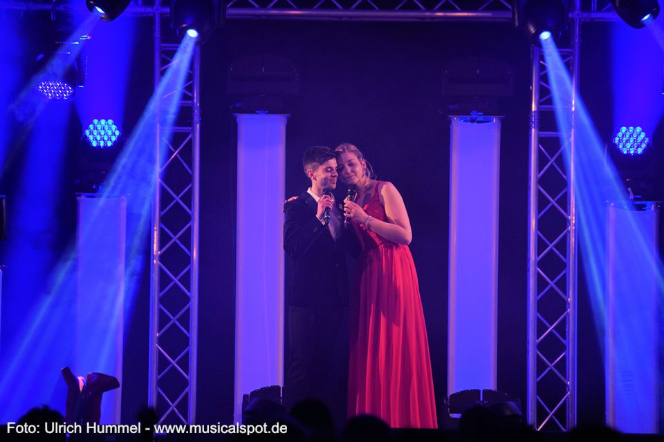 Schon lauert die nächste Kreatur der Finsternis. Raoul und Christine schwören sich im Titel 'All I Ask Of You' ewige Liebe - dem Phantom behagt das gar nicht. chris green ostergala esslingen 2018 24