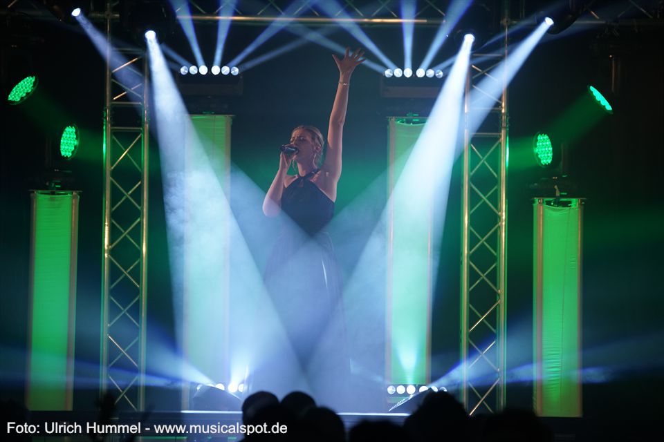 Grünes Licht für die grüne Hexe. Leopold Strobl schafft mit seinem Beleuchtungskonzept zu allen Titeln die perfekte Illumination und trägt so viel zu dem rundum wunderbaren Gesamterlebnis bei. chris green ostergala esslingen 2018 36
