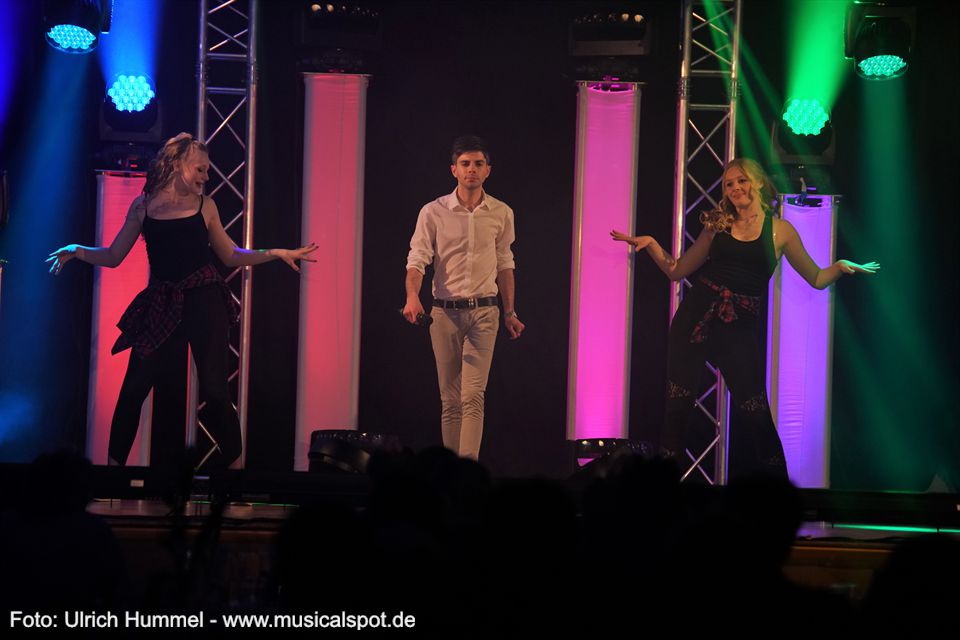 Und die Tanzbegeisterung der jungen Damen hat wohl auch Chris Green auf den Geschmack gebracht: chris green ostergala esslingen 2018 45