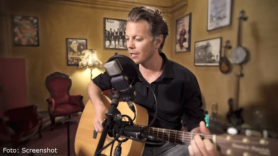 Bei seinem digitalen Studiokonzert greift Mark Seibert auch zur Gitarre. mark seibert studio concert digital 02