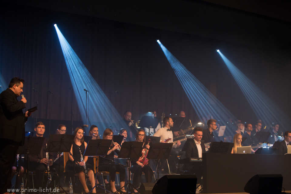 Schulleiter Alexander Oberst als Moderator: Zu den Klängen von John Miles' 'Music Was My First Love' kündigt er einen Abend voller Liebe zur Musik an. stars und sternchen oestringen 2017 03