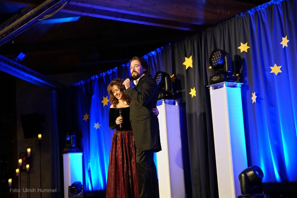 Janet Chvatal und Marc Gremm, zwei Künstler, die für die Musik brennen. Das gilt in besonderem Maße für ihr laufendes Projekt, das Musical 'Der Schwanenprinz', das nach der Uraufführung im Jahr 2016 stetig weiter optimiert wurde und 2018 mit einigen neuen Passagen wieder auf der MS Füssen auf dem Forgeensee zu sehen sein wird. Das gefühlvolle Duett 'Lebe deinen Traum' eröffnet den Abend. janet marc hochdorf 2017 01