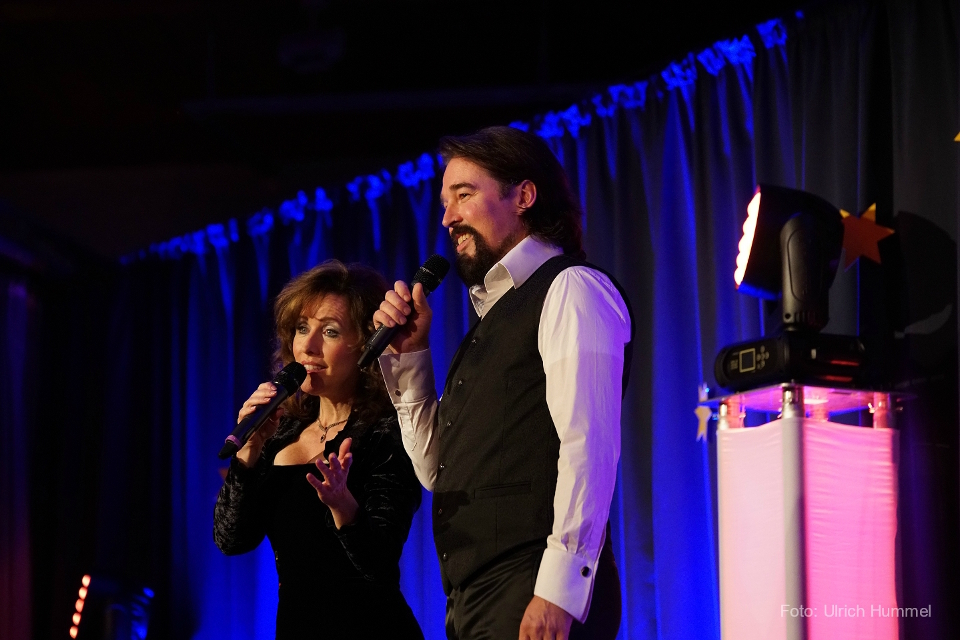 Die Gastgeber des Weihnachtskonzerts: Janet Chvatal und Marc Gremm. janet marc hochdorf 2017 22