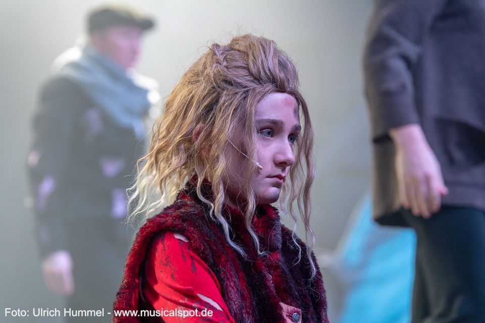 …vor allem, wenn man als elfjähriges Mädchen in Miss Hannigans Waisenhaus in New York lebt. Annie (Kaya-Sophie Bode) und die anderen Kinder haben nicht viel zu lachen. annie musical stuttgart 2019 005