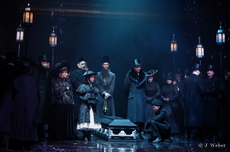 Moskau, 1903: Einst war der Name Schiwago in aller Munde – die Familie war wohlhabend und geachtet. Doch dann wendete sich das Blatt und als Jurijs Vater stirbt, kommt der Kleine als mittelloses Pflegekind zu Familie Gromeko. musical dr schiwago leipzig 2018 01