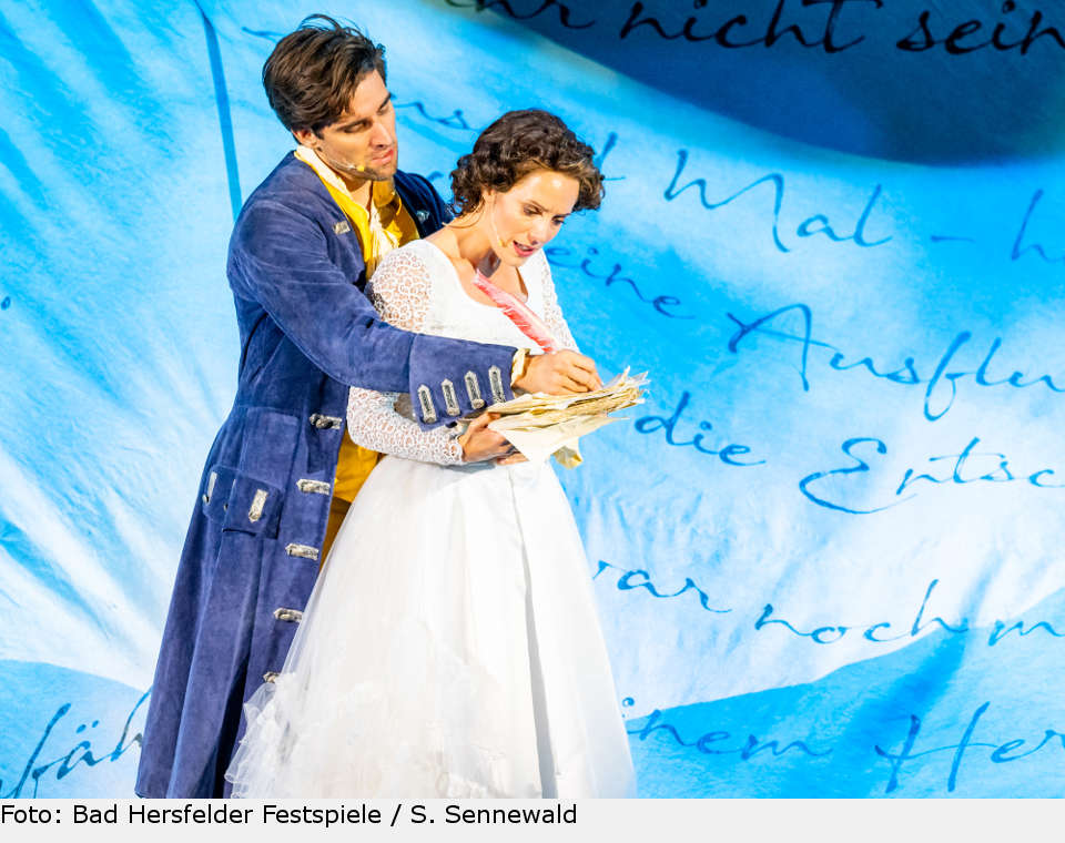 Goethe (Phillip Büttner) und Lotte (Iréna Flury). musical goethe bad hersfeld 01 buettner flury