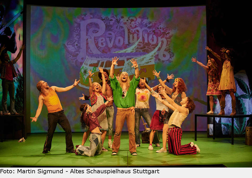 Claude (Fin Holzwart) inmitten des Tribe. „Hair“ im Alten Schauspielhaus in Stuttgart. hair musical stuttgart 2019 03