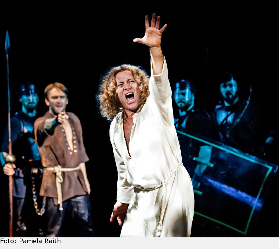 Glenn Carter als Jesus, im Hintergrund Tim Rogers (Besetzung 2015, keine Fotos der Besetzung 2016, Tim Oxbrow) als Judas. jcs tour 03