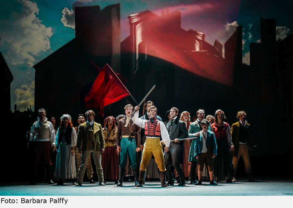 Riccardo Greco (Enjolras) und Ensemble lesmiserables09