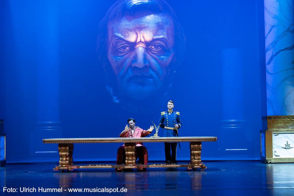 Er verliert sich ganz in der Musik seines verehrten Freundes, während sein Bruder Otto… ludwig musical fuessen 2018 101