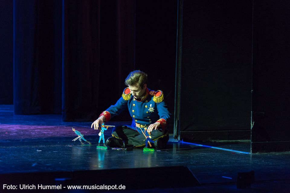 … ebenso vertieft in sein Spiel mit den Zinnsoldaten ist. ludwig musical fuessen 2018 102