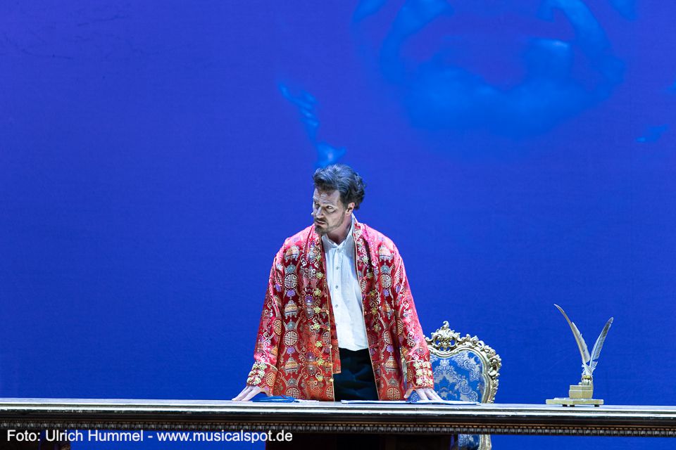 Ludwig ahnt es schon: Mit Lutz holt ihn unerbittlich die gnadenlose Realität ein. ludwig musical fuessen 2018 104