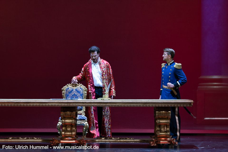 Der König ist in einem schweren Gewissenskonflikt: Auf der einen Seite die Zwänge der politischen Realität, auf der anderen Seite seine Liebe zu Frankreich und seine generelle Abneigung gegen Militär und Krieg. ludwig musical fuessen 2018 106