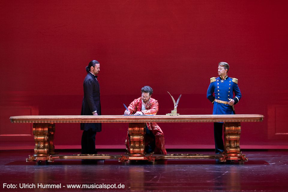 König Ludwig hat keine Wahl: Er unterschreibt die Mobilmachung. ludwig musical fuessen 2018 108