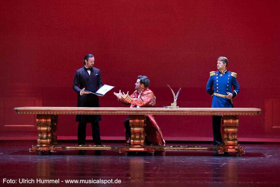 Voll hilfloser Wut faucht er Lutz an: 'Nicht einmal eine Schale Unschuld halten sie bereit, in der ich meine Hände waschen könnte.' ludwig musical fuessen 2018 109