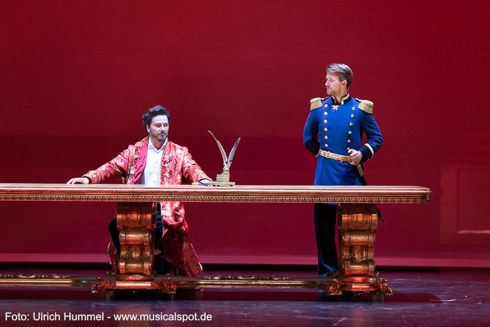 Prinz Otto ist Soldat der Bayerischen Armee, so muss König Ludwig seinen eigenen Bruder in den Krieg schicken. Verzweifelt bittet er Graf von Dürckheim, auf Otto achtzugeben. ludwig musical fuessen 2018 110