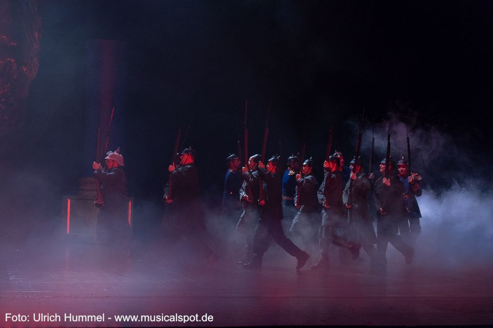 'Marschiert Kameraden, es gibt kein Versteck. Das Blut in den Stiefeln, der Tod im Gepäck.' ludwig musical fuessen 2018 113
