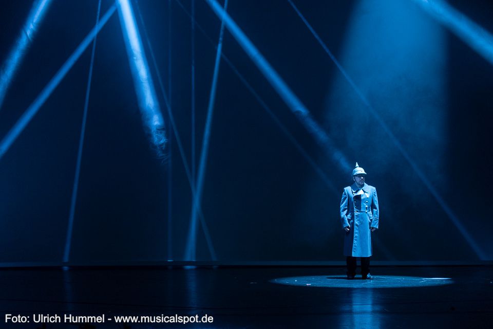 Viele verlieren ihr Leben auf dem Schlachtfeld. Die mahnende Stimme des Soldaten (Marcus G. Kulp) klingt über verwüstete Landschaften. ludwig musical fuessen 2018 122