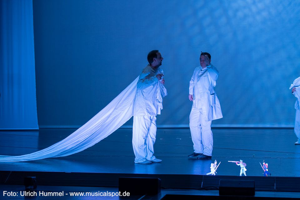 Dr. Bernhard von Gudden geht in seiner Klinik neue Wege. Für ihn sind psychisch Kranke keine 'Irren' die man wegsperren, sondern Menschen, denen man helfen muss. ludwig musical fuessen 2018 123