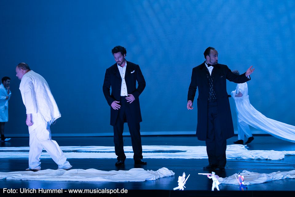 Ludwig besucht seinen Bruder und trifft in der Klinik auf Graf Holnstein, der in Vertretung des verletzten Dürckheim dem König zur Seite stehen will. 'Aus ihnen wird nie ein richtiger Dürckheim', sagt der König. Holnstein ist von diesen klaren Worten in seiner Ehre tief verletzt. Ob das klug war, ihn so zu brüskieren? ludwig musical fuessen 2018 124