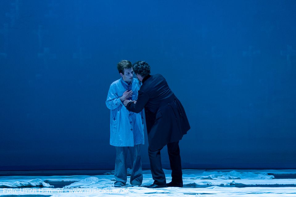 ...versucht er, sich ihm zu nähern, ihn zu verstehen. ludwig musical fuessen 2018 127